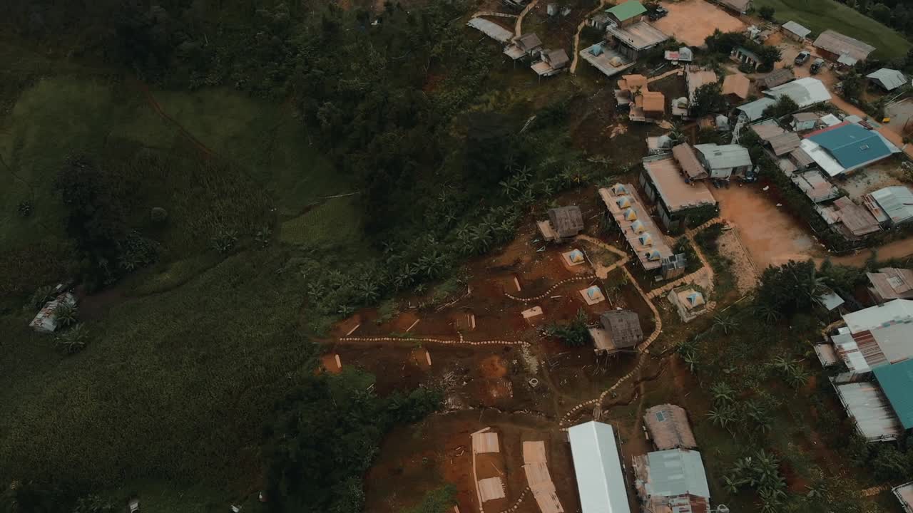 vista aérea del pueblo de montaña y el paisaje del valle
