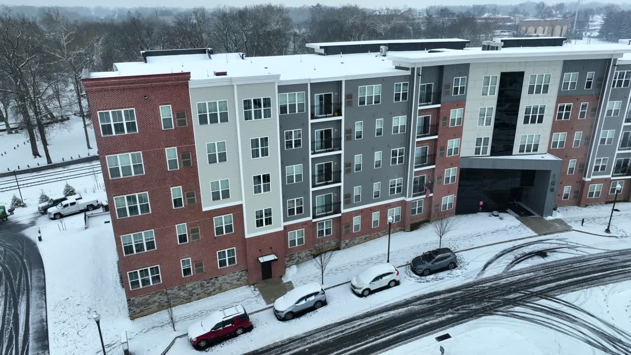 gran complejo de apartamentos en un día de nieve
