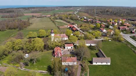 igreja histórica e presbitério em oland, suécia