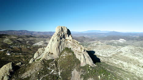 Toma-Aérea-De-Pena-De-Bernal-Al-Atardecer