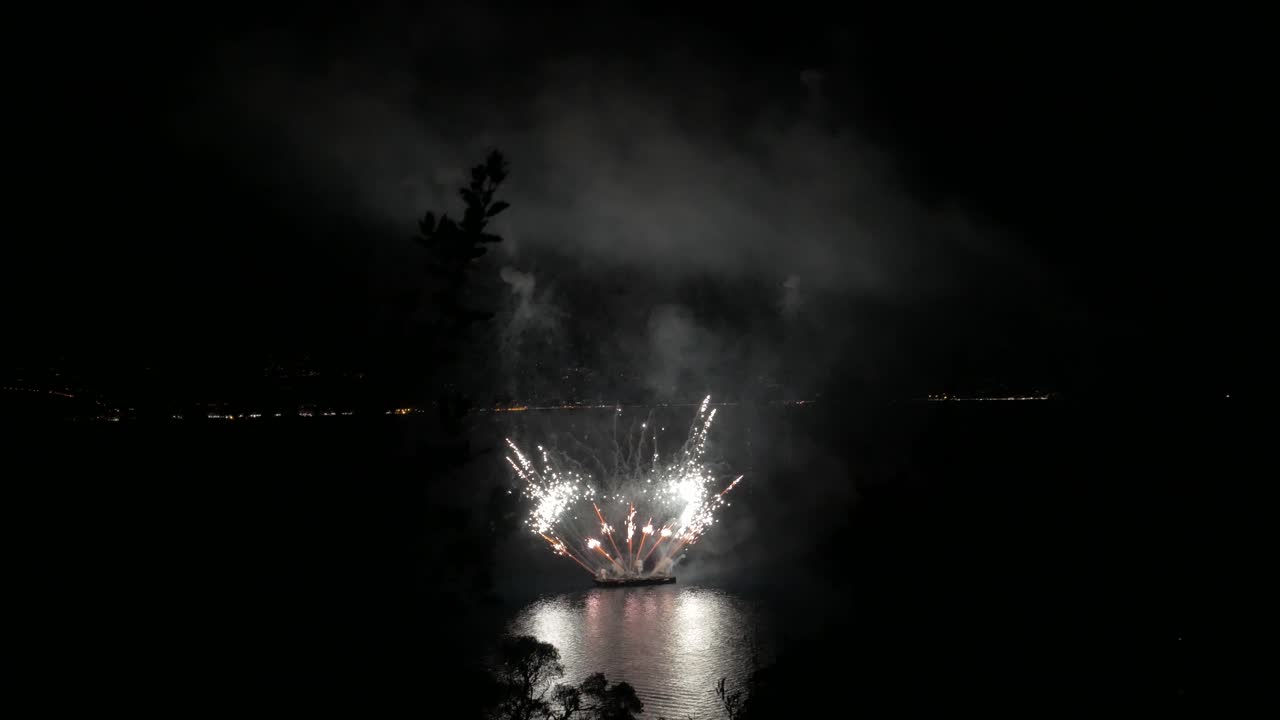 gran espectáculo de fuegos artificiales en el mar