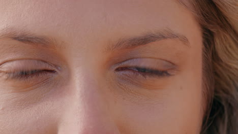 close up mooie blauwe ogen openen gezond gezichtsvermogen concept