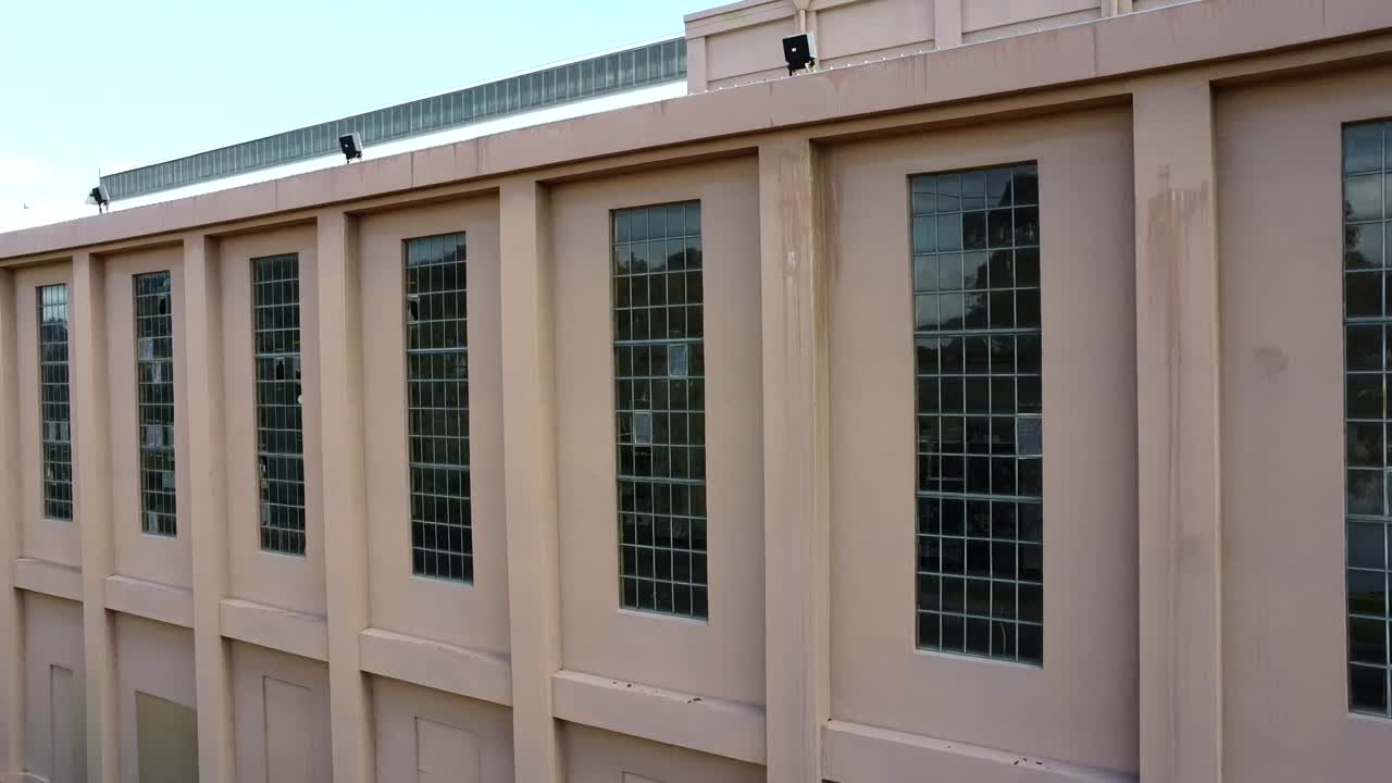 rastreo lento a través del edificio art deco abandonado, en desuso, abandonado planta de energía fábrica de almacén en el este de perth