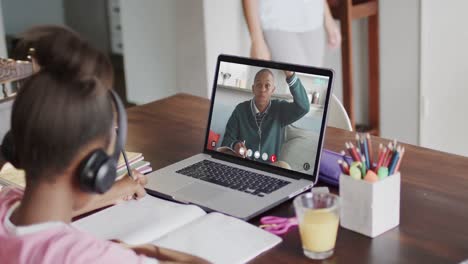 Chica-Afroamericana-Usando-Una-Computadora-Portátil-Para-Videollamada-Con-Un-Estudiante-Afroamericano-En-La-Pantalla