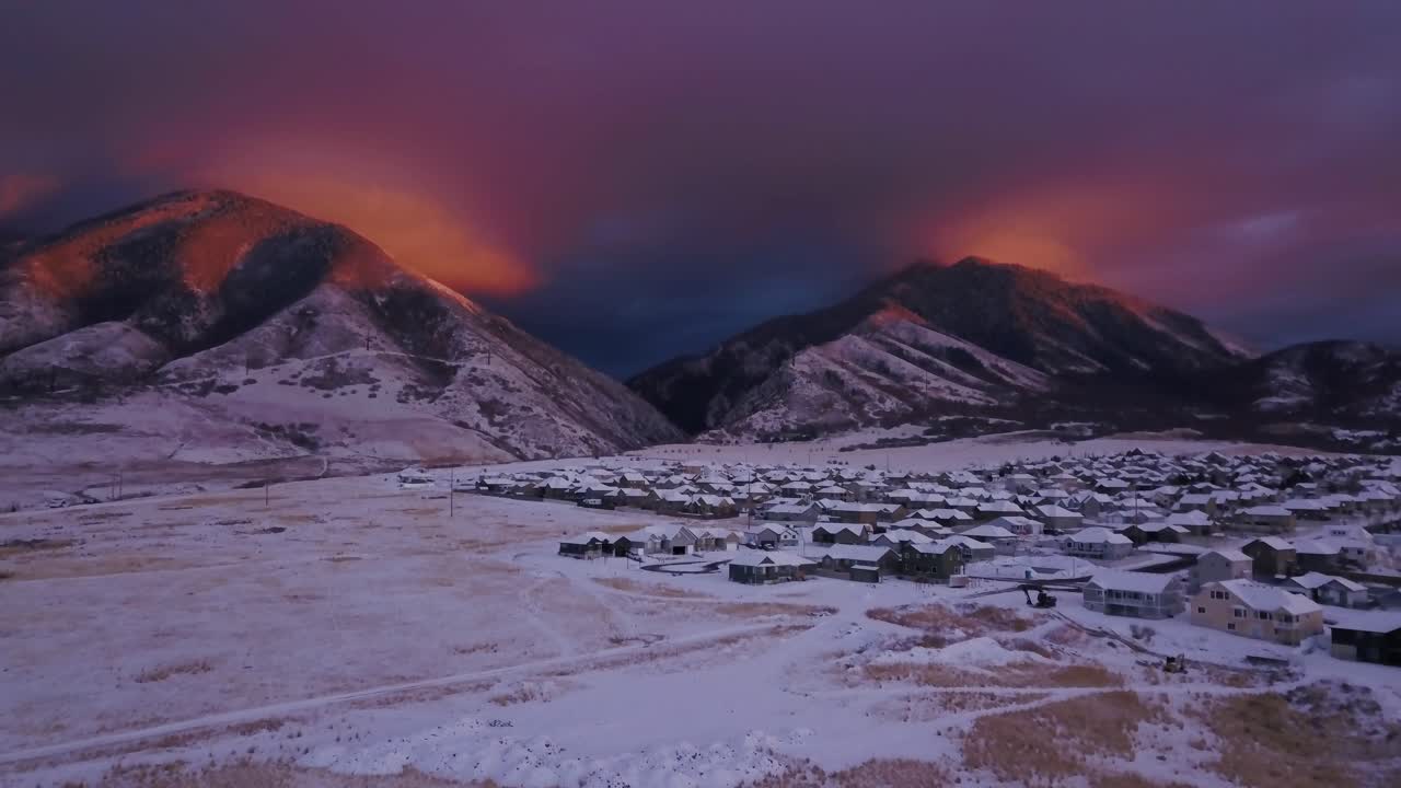 resplandor alpino emitido en las montañas nevadas sobre un pequeño pueblo en utah