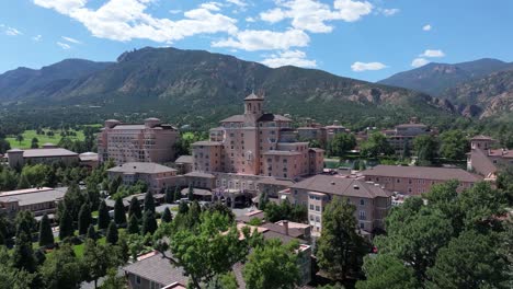 el paisaje de las montañas de colorado en colorado springs con el elegante broadmoor hotel resort