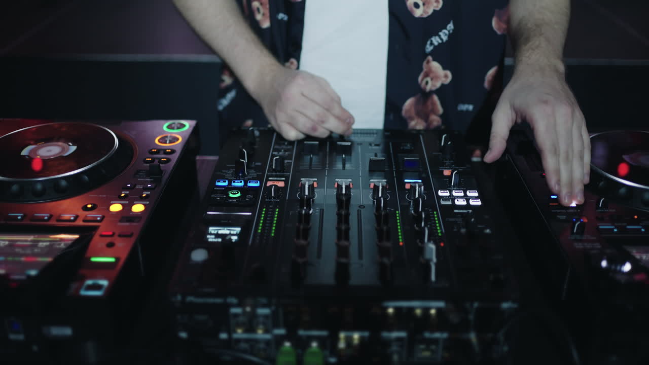 dj mezclando música en un club nocturno