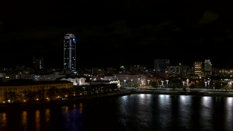 horizonte de la ciudad por la noche