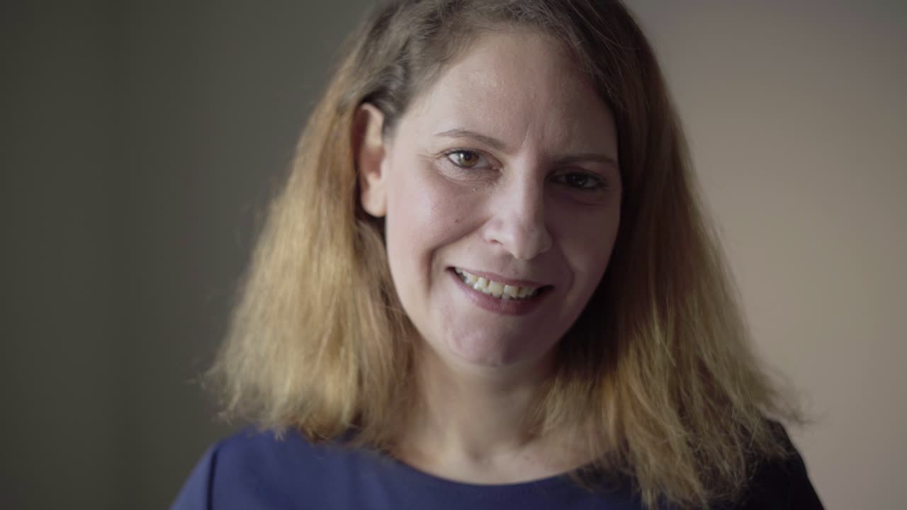 rostro de contención feliz mujer caucásica de mediana edad