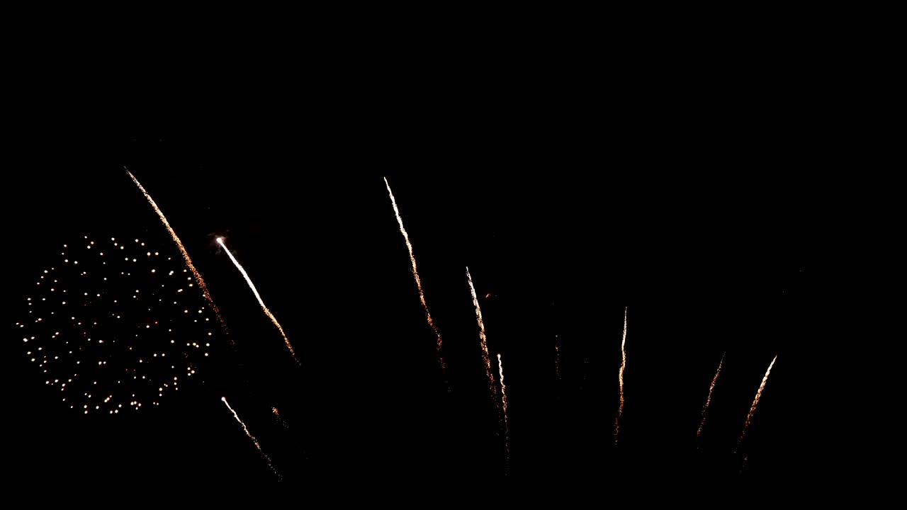 국가 공휴일, 새해 파티 또는 축제 이벤트 중에 밤에 하늘에서 실제 다채로운 불꽃 축제의 4k 원활한 루프