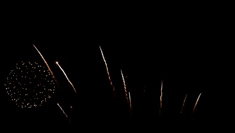 4k. bucle sin problemas de verdadero festival de fuegos artificiales coloridos en la exhibición del cielo por la noche durante las vacaciones nacionales, la fiesta de año nuevo o el evento de celebración
