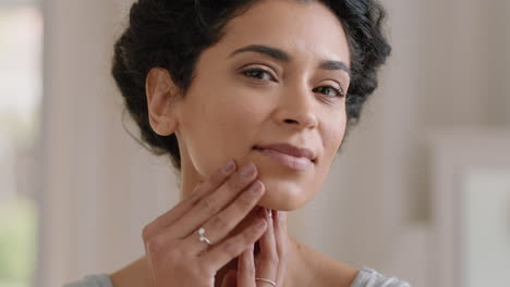 retrato de una hermosa mujer joven mirándose en el espejo con una piel perfecta y saludable tocando la cara con las manos disfrutando de una tez natural suave con cuidado de la piel antienvejecimiento preparándose en casa concepto de belleza