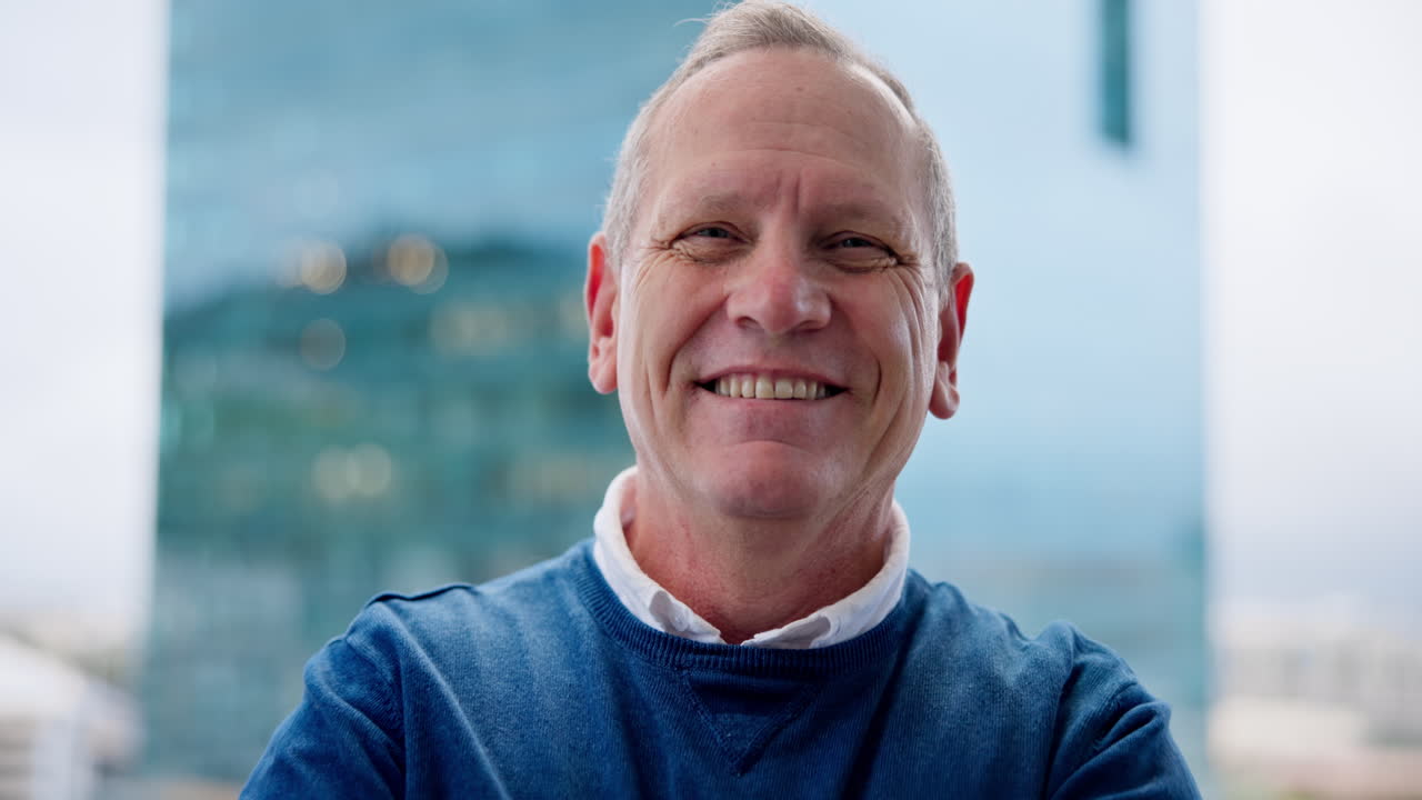 cara, sonrisa y brazos cruzados con un hombre de negocios