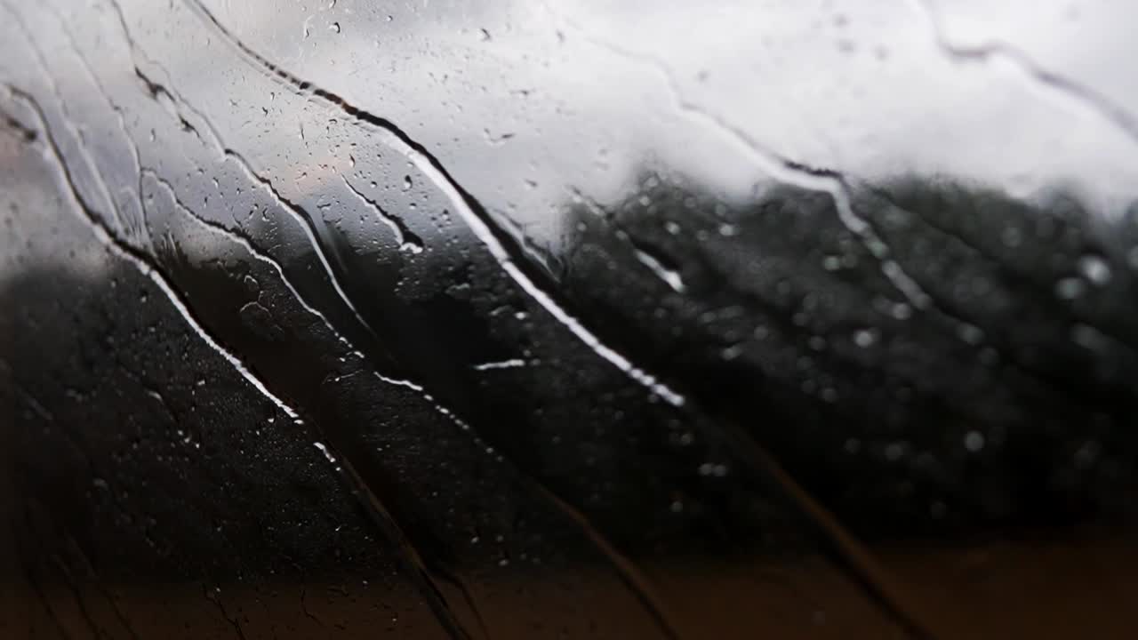빗방울이 기차 창문을 때리고 미끄러진다.