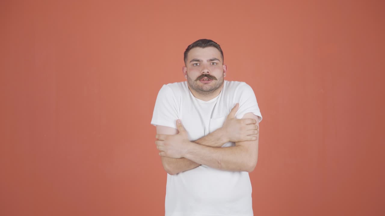 hombre frío y tembloroso.