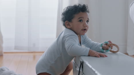 Niño-Feliz-Jugando-Con-Juguetes-En-Casa-Niño-Lindo-Aprendiendo-Divirtiéndose-Disfrutando-De-La-Infancia