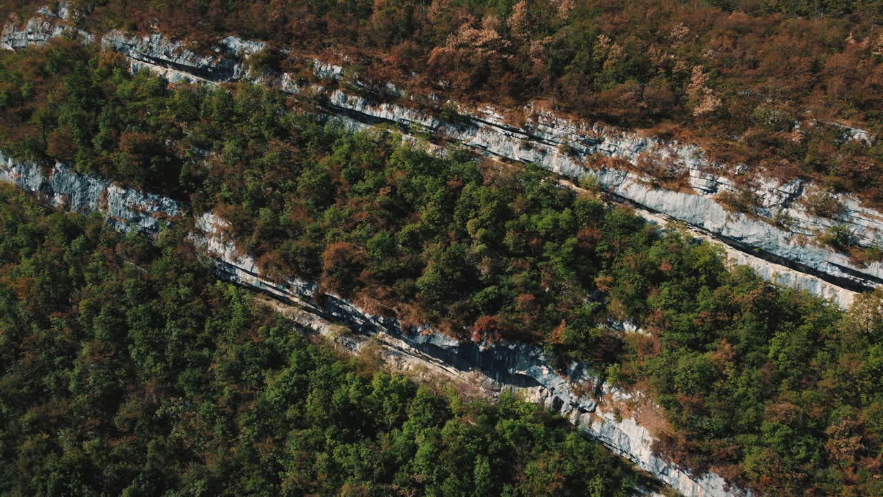계층화 된 암석 형성으로 산악 풍경