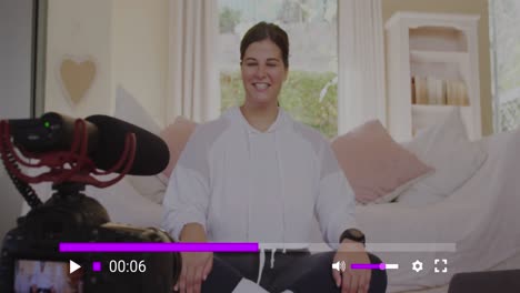 animación de la pantalla de las redes sociales sobre una mujer caucásica haciendo un video blog en casa