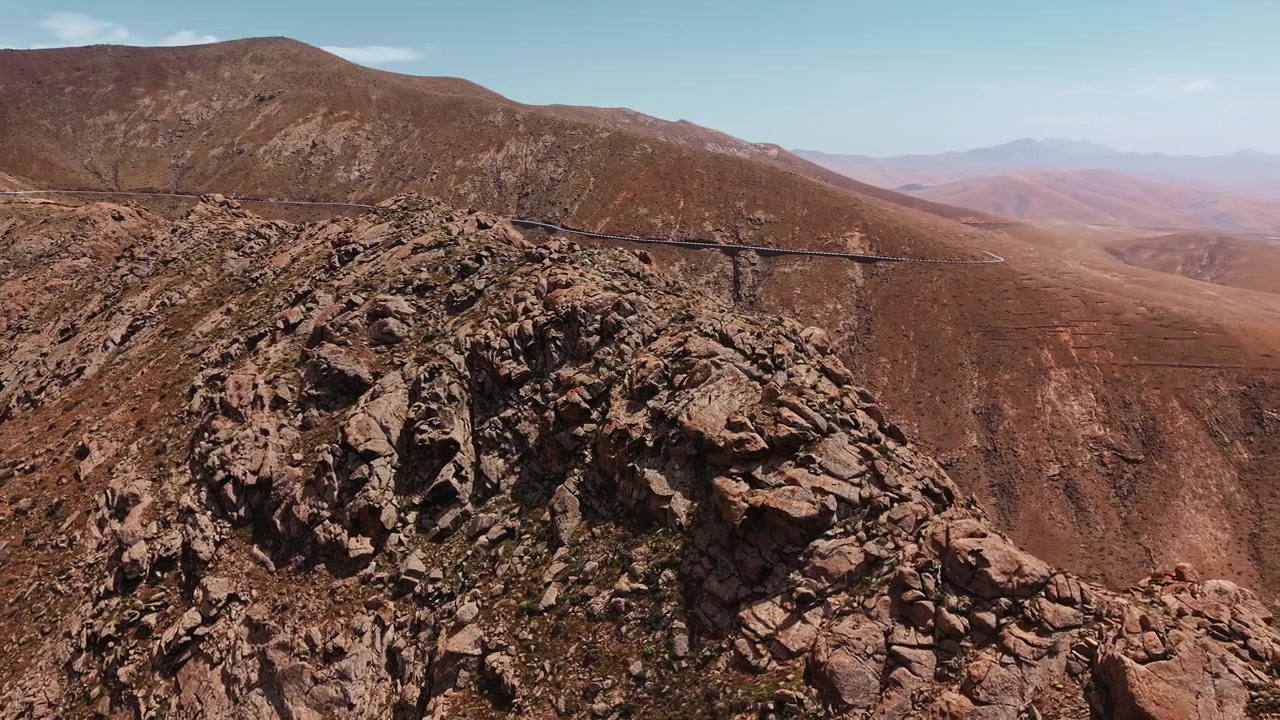 Vista aerea di una catena montuosa aspra e di una strada tortuosa