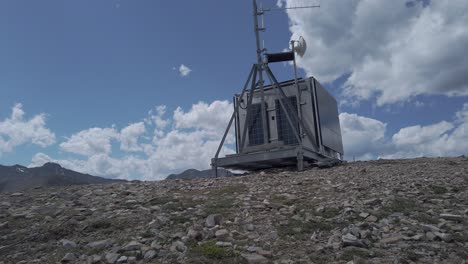 Wetterstation-Auf-Dem-Gipfel-Des-Berges