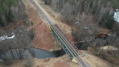 Antena:-Puente-Con-Vía-Férrea-Construida-Sobre-Un-Río-Poco-Profundo-Remoto