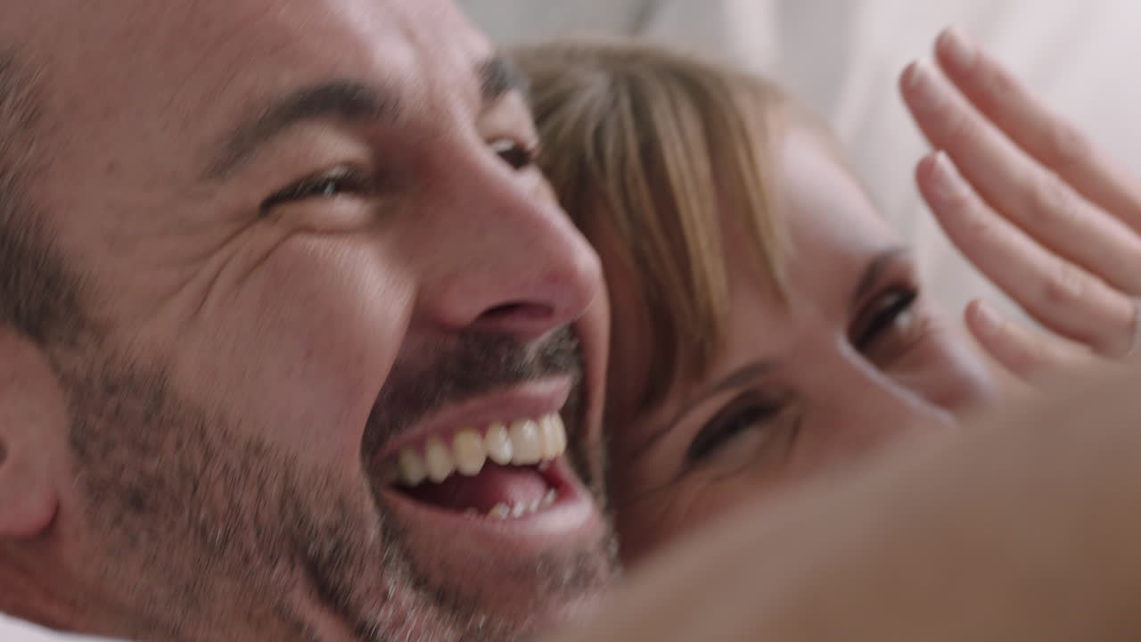 casal feliz conversando em vídeo no smartphone mulher bonita mostrando anel de noivado desfrutando de uma celebração romântica