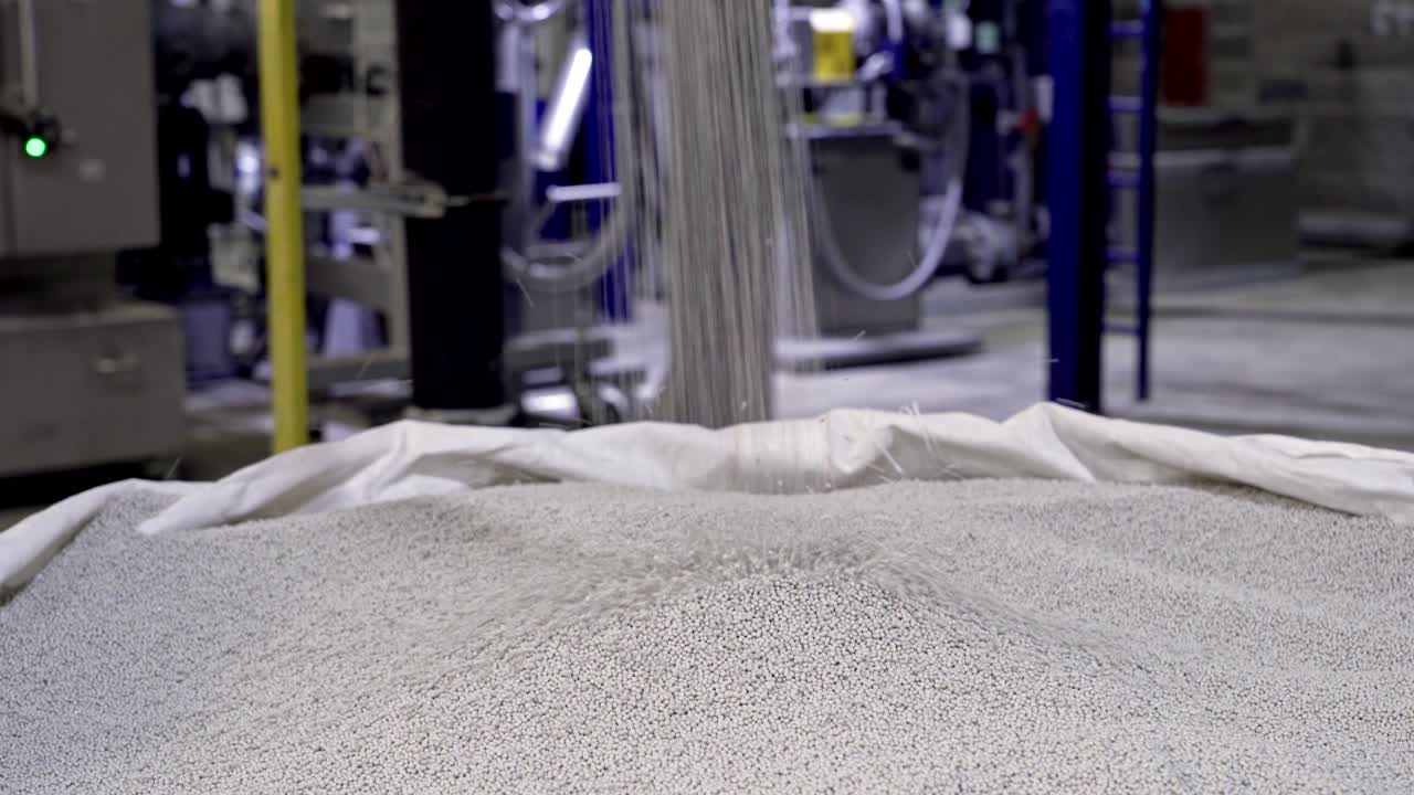 플라스틱 산업에서 생산 라인의 끝에서 컨테이너에 떨어지는 펠