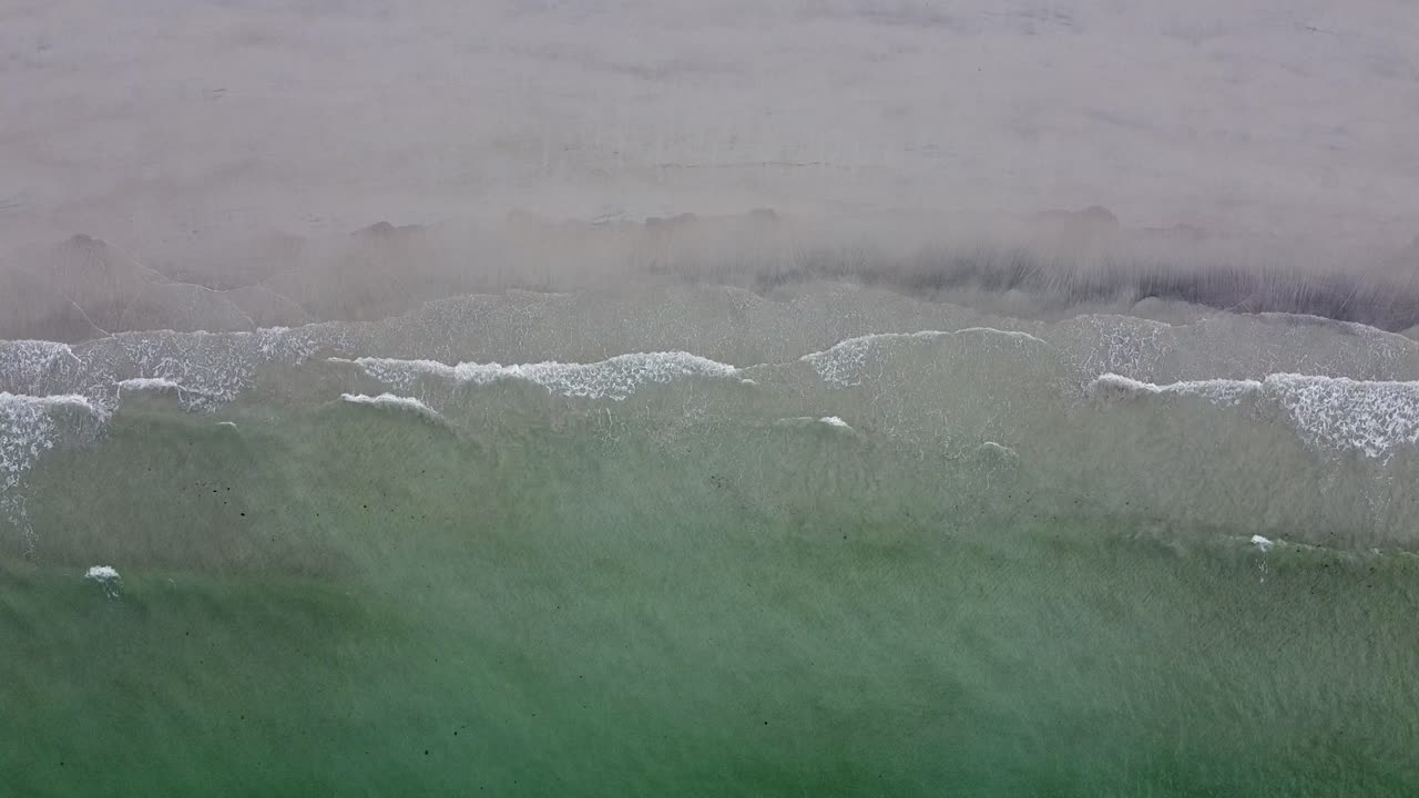 вид сверху вниз на волны на лофотенах, снятый с помощью дрона