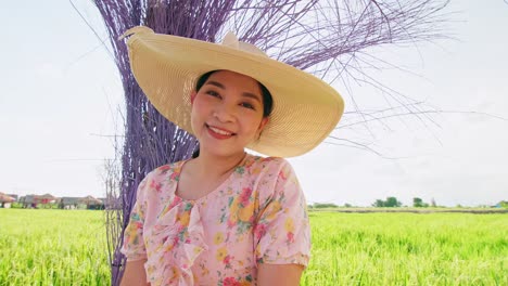 큰 논 근처에서 편안한 아시아 성인 여성의 초상화