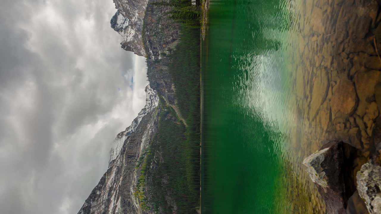 lapso de tiempo vertical 4k del lago o'hara, parque nacional yoho, canadá