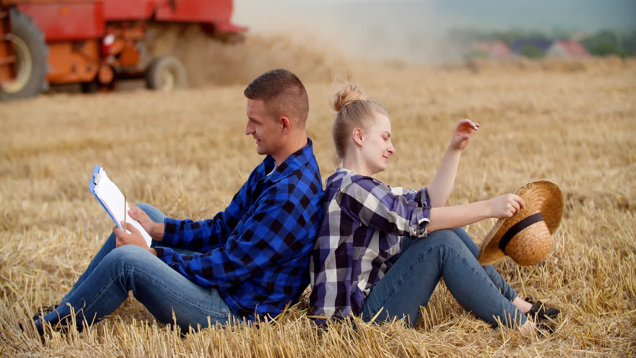 밀밭에서 논의하는 젊은 농부들 1