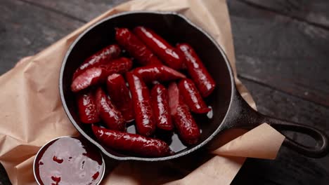 salchichas asadas en una sartén de hierro fundido