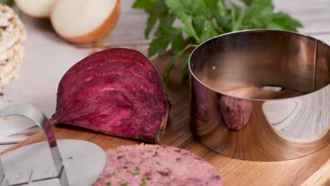 hamburguesa vegetal cruda con remolacha y frijoles blancos