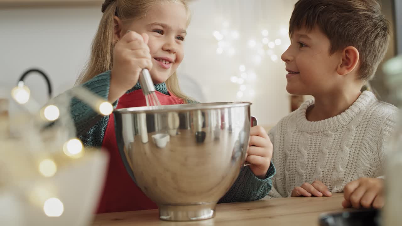 video de hermanos divirtiéndose mientras preparan galletas de navidad