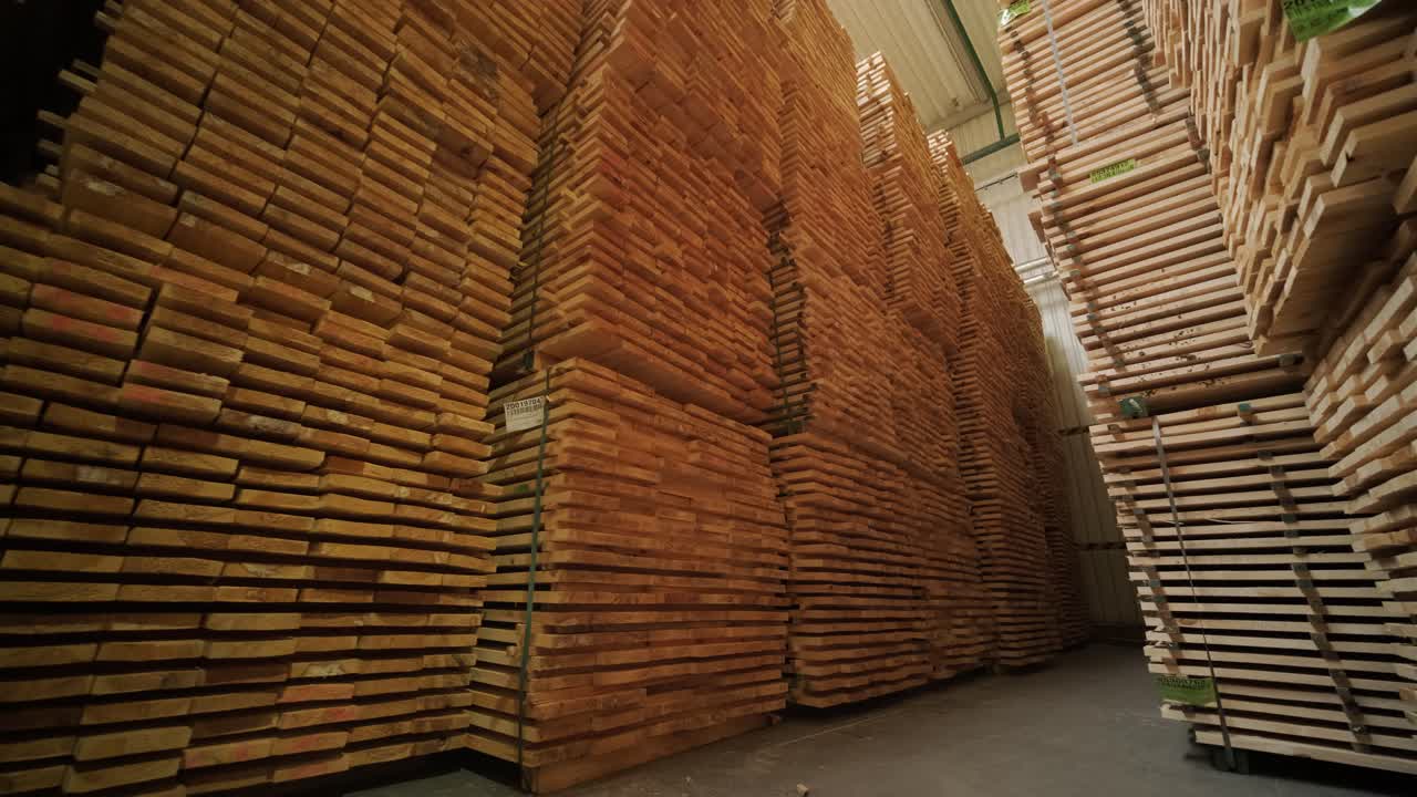 Tumpukan Besar Papan Kayu di Gudang