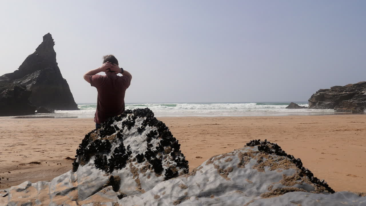 hombre tomando tiempo en la playa perdido en sus pensamientos y reflexionando sobre la vida, gran plano
