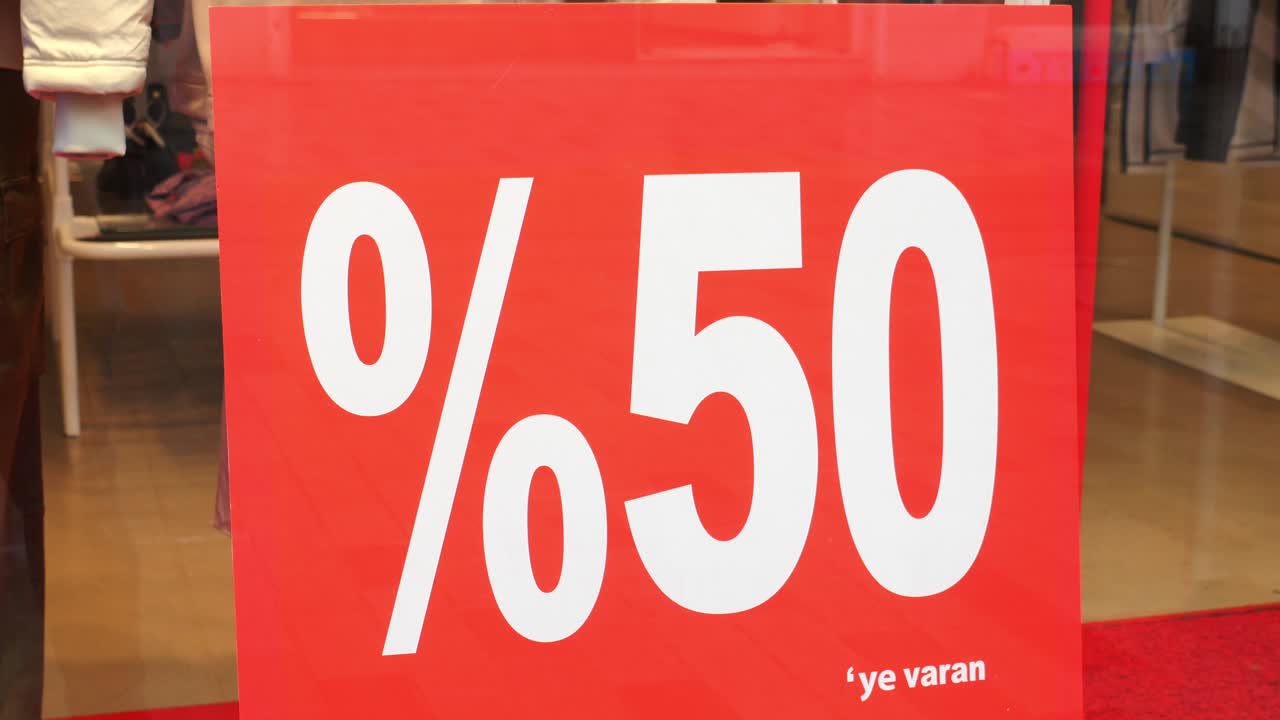 signo de venta del 50% en la ventana de la tienda