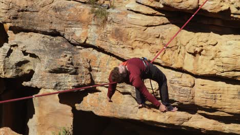 Mountaineer-relaxing-on-the-rope-4k