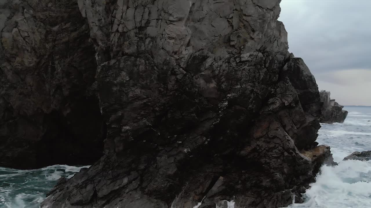 도네갈 아일랜드의 크로이 머리 바위에 파도