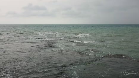 Textura-De-La-Superficie-Del-Agua,-Olas-En-La-Playa