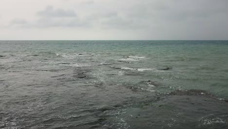 textura de la superficie del agua, olas en la playa