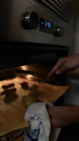 preparación de patatas al horno en el horno