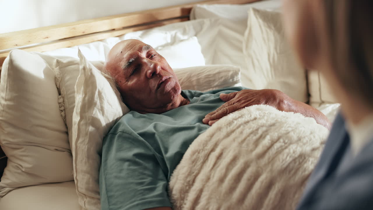 Uomo anziano che riceve assistenza a letto