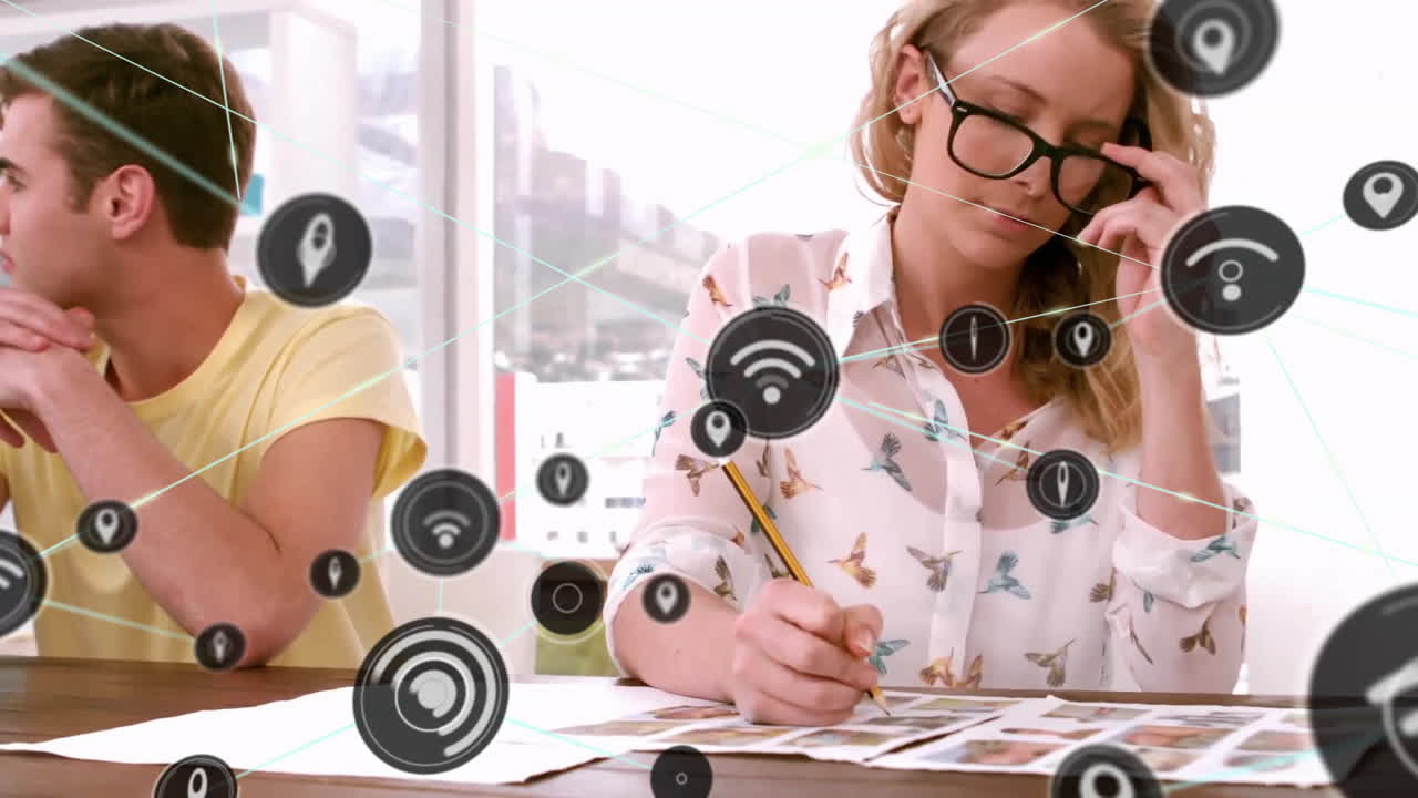 animación de la red de conexiones con iconos wifi sobre diversas personas de negocios en la oficina