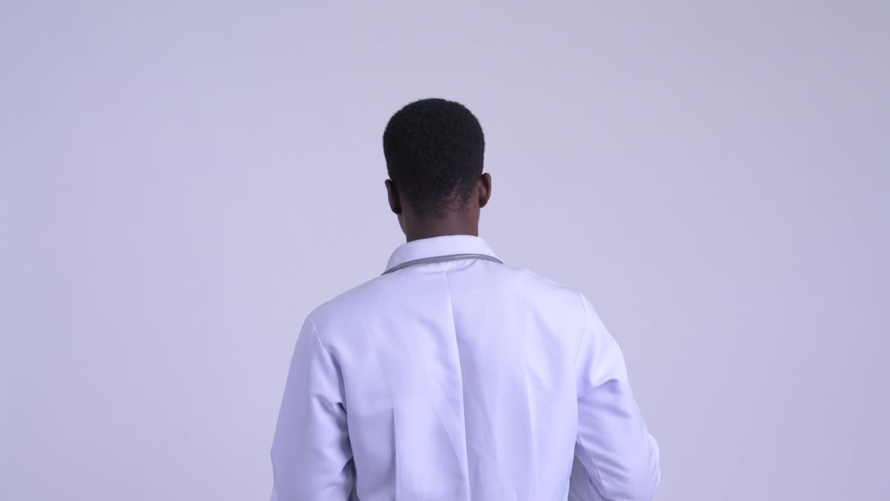 젊은 잘생긴 아프리카 남자 의사