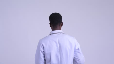 joven y guapo hombre africano médico