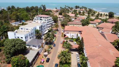 Vista-Aérea-De-Un-Hotel-Cerca-De-La-Costa-En-Cape-Point,-Bakau---Gambia