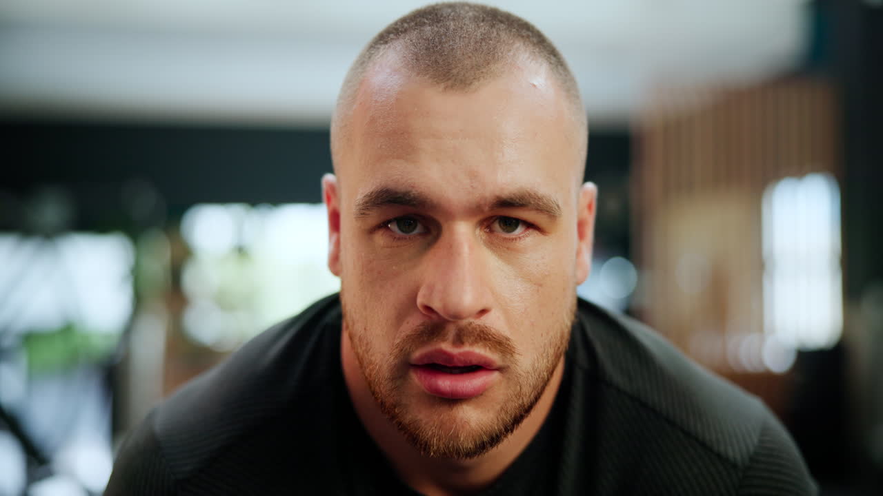 hombre enfocado en el gimnasio