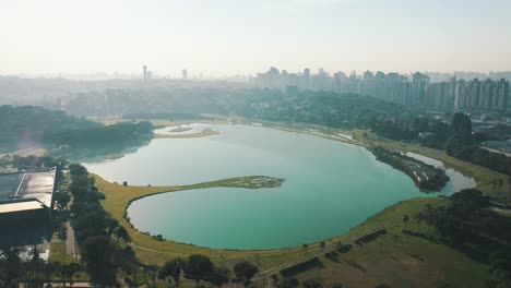 hermosa vista aérea del lago del parque al aire libre, parque barigui, curitiba, paraná, brasil