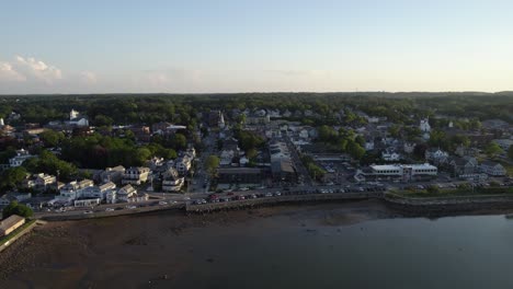 vista aérea sobre el mar, hacia la costa de la ciudad de plymouth, noche de verano en ma, estados unidos